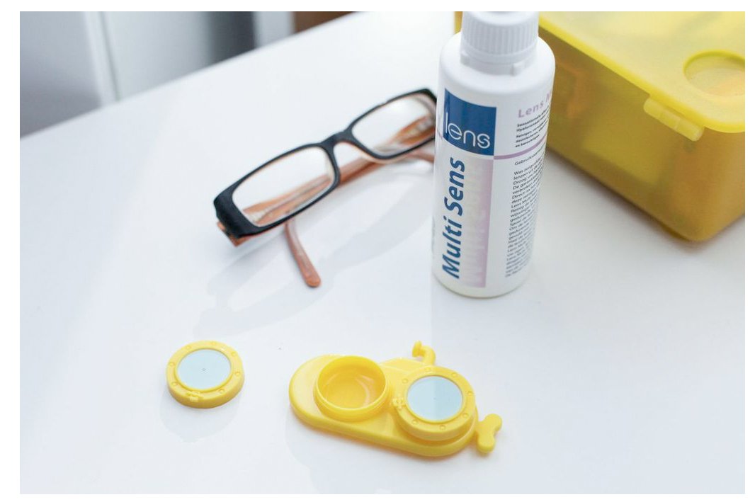 Kikkerland Contact Case, Yellow Sub